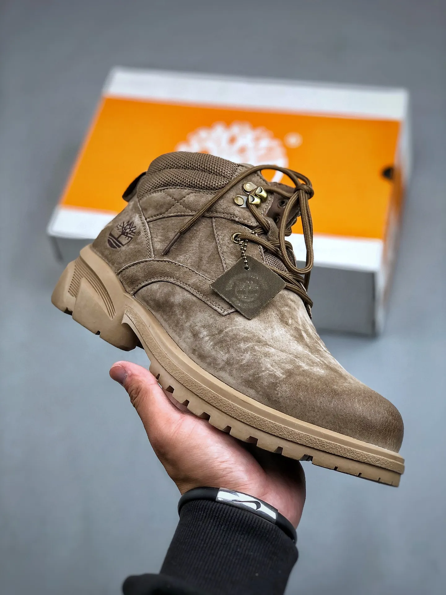 Local self-pickup💰560 supports store release. New goods🚀#Timberland Timberland/Timberland outdoor mid-cut casual rhubarb boots series. Guangdong factory quality. Original box and original packaging. The fabric is made of Italian 🇮🇹 top-grade frosted fine-grained cowhide. It is paired with anti-odor and anti-corrosion genuine leather latex insoles to give you a perfect wearing experience. High-quality and durable. A must-have for sportsmen. Specially designed to treat those who are not handsome. High-quality and first-class foot feel. Size: 38 39 40 41 42 43 44 (leather shoe size)